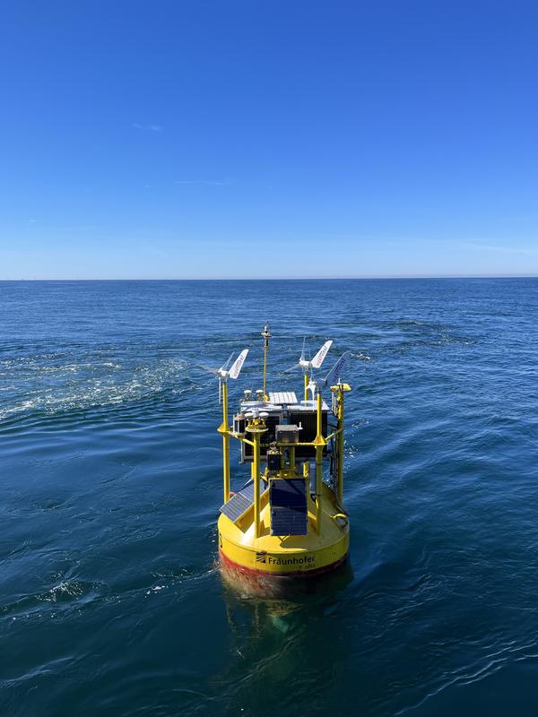 Fraunhofer IWES Wind-Lidar-Boje mit Dual-Lidar-System unmittelbar nach dem Ausbringen – Seitenansicht mit zwei Gehäusen für Profiling-Lidar-Systeme.