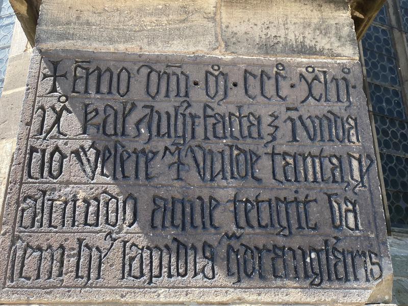 Hochwassermarke an der Pfarrkirche St. Blasius in Hann.-Münden mit einer Gedenkinschrift an dieser Kirche mit Angabe der Wasserhöhe