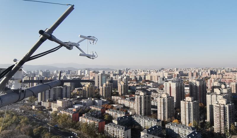 Das System zur direkten Emissionsmessung wurde auf einer Plattform in 102 Metern Höhe am Pekinger Wetterturm sowie in einem Labor an dessen Fuß eingerichtet.