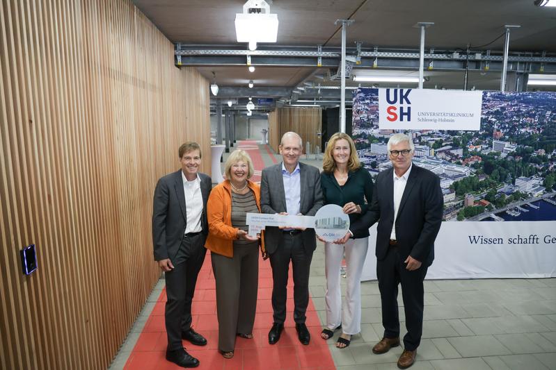 Bei der symbolischen Schlüsselübergabe der GMSH an das UKSH (v.l.): Christian Schmieder, Bettina Hagedorn, Prof. Jens Scholz, Dr. Silke Schneider und Holger Basten eröffneten gemeinsam die neue Fahrrad-Mobilitätsstation.