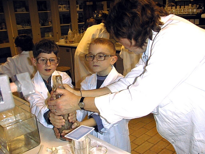 Grundschüler im Labor der Universität Oldenburg