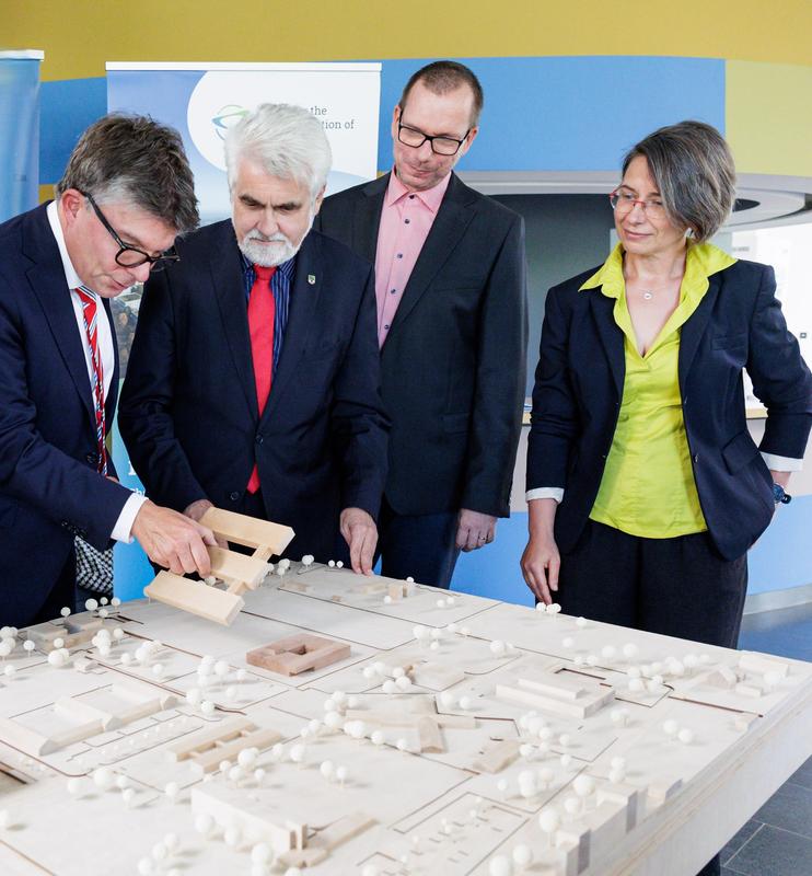 Blick auf das Merseburger CTC-Campusmodell (v.l.n.r.): CTC-Geschäftsführer Christian Harringa, Minister Prof. Dr. Armin Willingmann, kommissarischer Rektor der Hochschule Merseburg Prof. Dr. Heinz-Jürgen Voß sowie Kanzlerin der Hochschule Dr. Angela Kunow