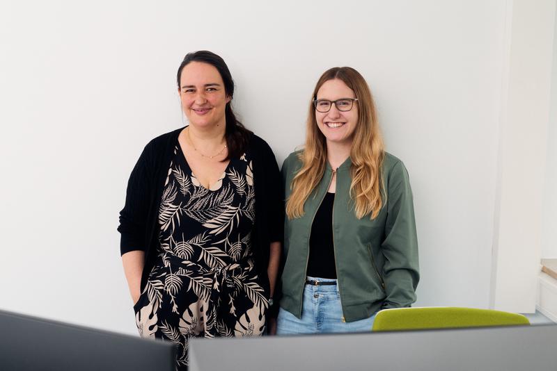 Die Gesundheitswissenschaftlerinnen Dr. Eva Cruel und Karina Ilskens haben den Green Guide for Nursing und damit einen Aktionsleitfaden für nachhaltiges Handeln in der Pflege entwickelt.