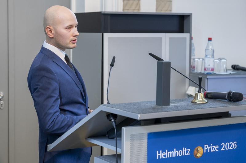 Record Precision in Electrical Resistance: Kajetan Fijalkowski Receives Helmholtz Prize