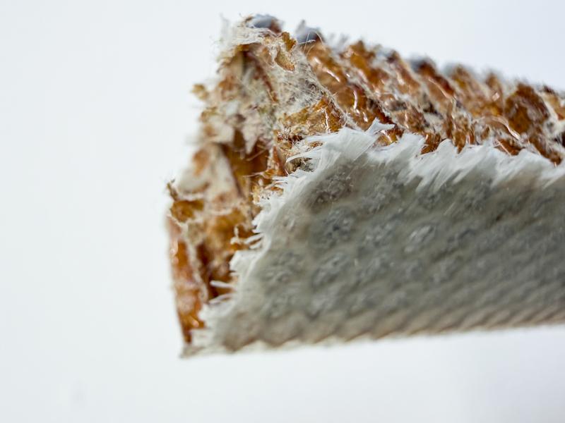 Recycelbar: Mit dem richtigen Lösungsmittel und etwas Wärme lässt sich das «Sandwich» wieder in seine einzelnen Komponenten zerlegen. 