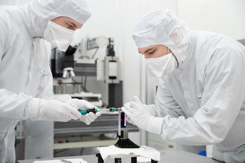 Die fragilen Schlitze müssen hochparallel zueinander installiert sein. 