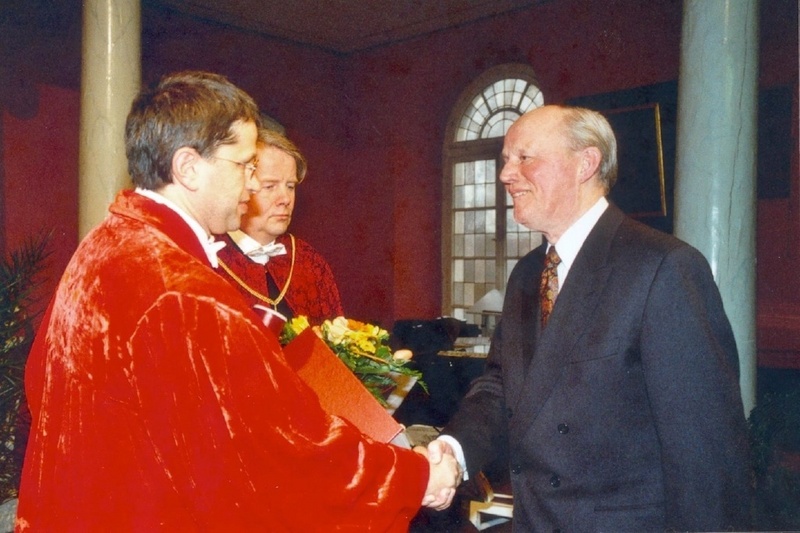 Prof. Dr. Jürgen van de Loo (re.) wurde mit der Ehrendoktorwürde der Medizinischen Fakultät der Universität Greifswald ausgezeichnet; li. der Greifswalder Dekan Prof. Dr. Heyo K. Kröemer (vorn) und Rektor Prof. Dr. Dr. Hans-Robert Metelmann