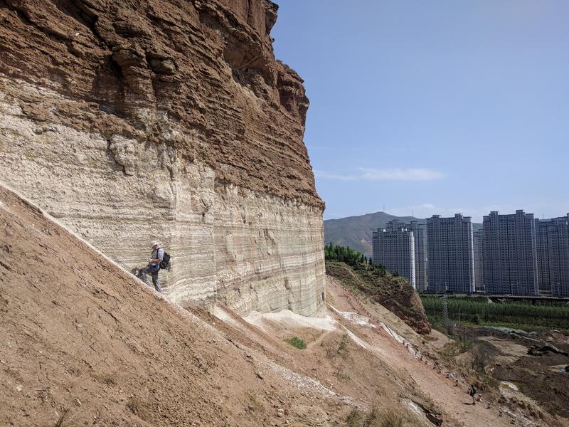 Anhand von Fossilfunden und Klimamodellsimulationen untersuchte das Forschungsteam den Einfluss von Klimaveränderungen auf die Säugetiervielfalt Zentralasiens vor etwa 66 bis 23 Millionen Jahren. Das Xining-Becken liegt im Untersuchungsgebiet.