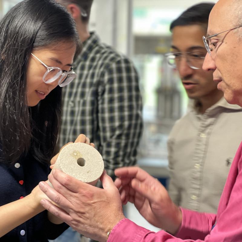 Dr. Yingwei Wu (links) arbeitet im europäischen Forschungsprojekt HyCavern an laserbasier-ten Verfahren für die sichere unterirdische Speicherung von Wasserstoff. 