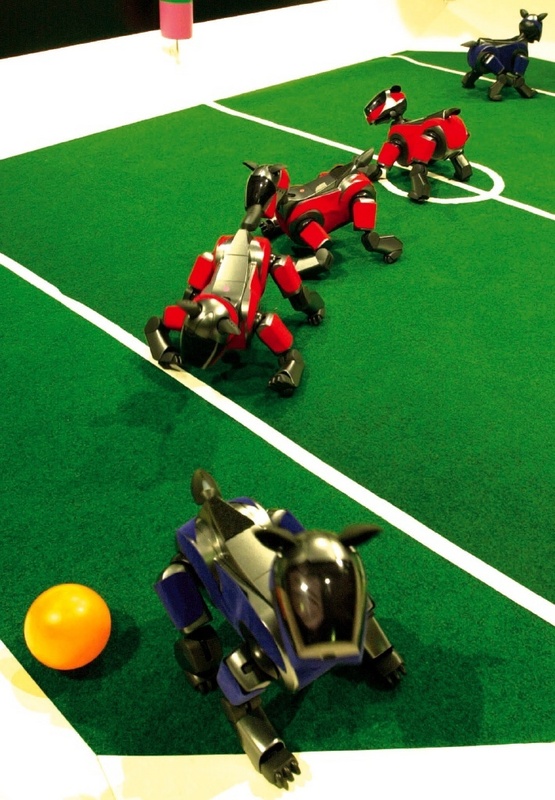 Vierbeinige Sony-Roboter jagen den Ball