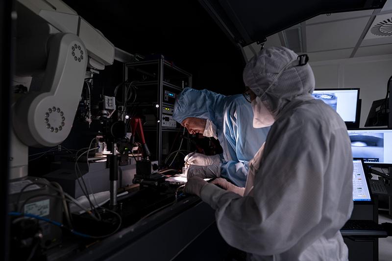Forscherinnen und Forscher des Fraunhofer IOF bereiten die winzigen Bauteile des Lasers für den speziellen Lötprozess vor. 