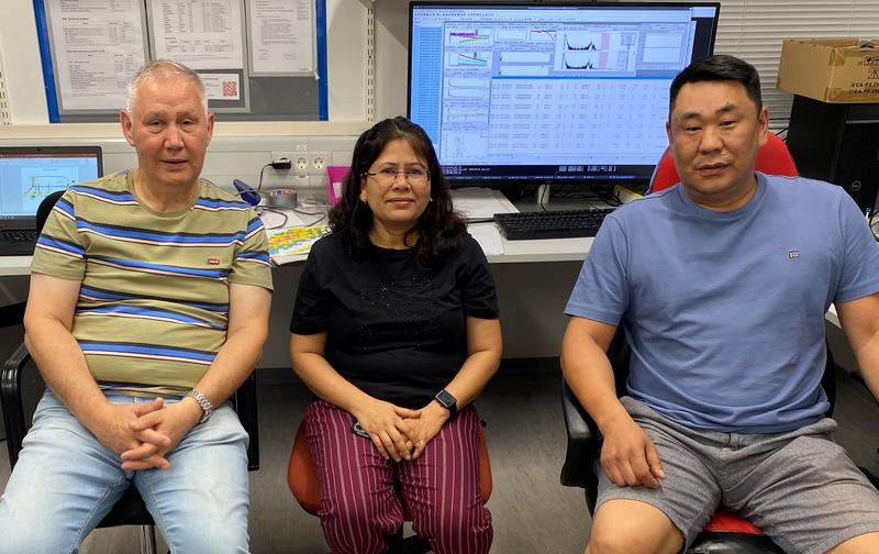 Three participants of the experiment in the TASCA control room (from left to right): Dr. Alexander Yakushev from GSI Darmstadt, the spokesperson of the experiment; Dr. Moumita Maiti from IIT Roorkee (India), and Dr. Jadambaa Khuyagbaatar from GSI. 