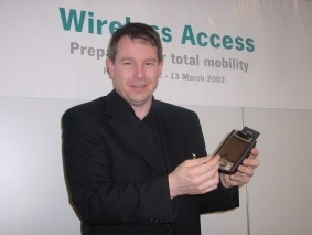 Ein Mitglied des EURESCOM-Projektteams demonstriert den PDA mit nahtlosem Netzzugang.