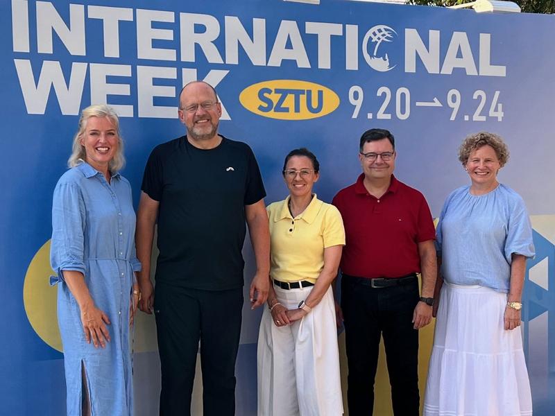 Fünf Professorinnen und Professoren der OTH Regensburg nahmen an der International Week der SZTU teil (v. l.): Prof. Dr. Eva Schuckmann, Prof. Dr. Thomas Fuhrmann, Prof. Dr. Nina Leffers, Prof. Dr. Georgios Raptis und Prof. Dr. Sabine Jaritz. 