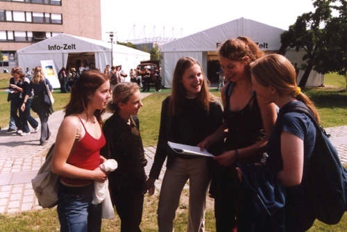 Schülerinnen informieren sich auf der Würzburger Unimesse JUMAX . Archivfoto von 2001: Emmerich