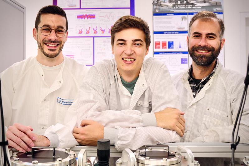 Members of the University of Regensburg team (from left): Physicists Manuel Meierhofer, Vincent Eggers, and Giacomo Inzani.