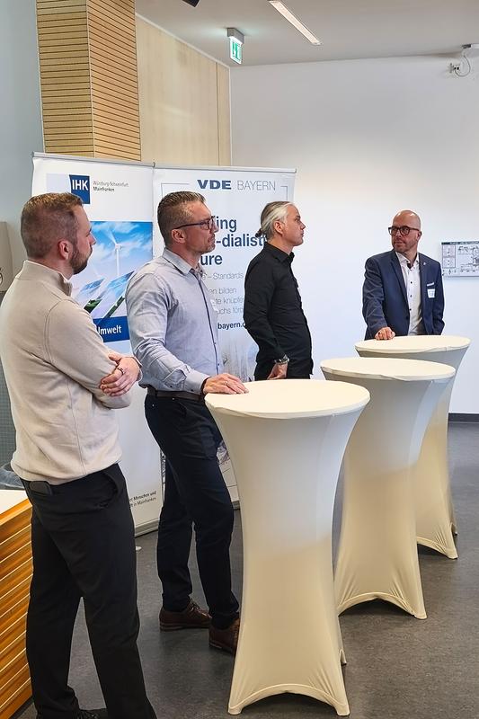 Teilnehmer der Podiumsdiskussion (v. li.): Benjamin Kraus, Trips GmbH, Markus Lurz, Kriminalpolizei Würzburg, Andreas Heger, ÜZ Mainfranken, und IREM-Leiter Prof. Dr. Peter Bradl 