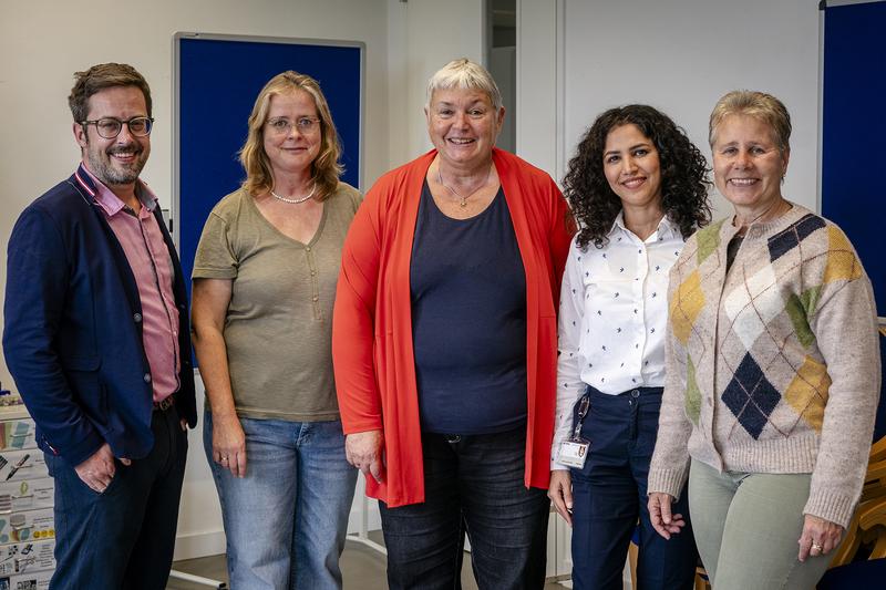 Hochschule Bielefeld University of Applied Sciences and Arts schließen Ruhestand Brinker_02  Das Team der Geschäftsstelle des Netzwerk hdw nrw: Alexander Kobusch, Ines Wiehage, Prof. Dr. Tobina Brinker, Mahsa Sabouri, Dr. Martina Emke (v.l.n.r.).