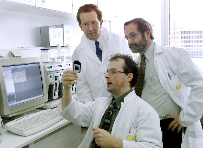Prof. Dr. Bernhard Wörmann, Prof. Dr. Dieter Jahn und Prof. Dr. Rudi Balling (von links) diskutieren die Entwicklung von Schnelltests für die klinische Diagnostik auf der Basis von DNA-Chips