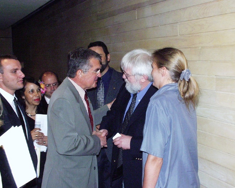 Dr. Wolf-Ruthart Born, deutscher Botschafter in Mexiko, (li.) gratuliert Dr. Volker Schulz-Berendt von der Umweltschutz Nord GmbH & Co. zur Eröffnung der Pilotanlage in Xochitla Park.