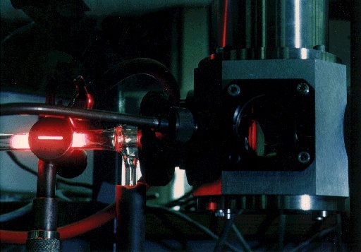 Die Simulationskammer für Weltraumbedingungen im Raymond und Beverly Sackler Labor für Astrophysik am Observatorium in Leiden, den Niederlanden. Die Eisprobe ist im Innern der Vakuumkammer (rechts) auf einem Aluminiumblock bei  - 262 °C platziert.