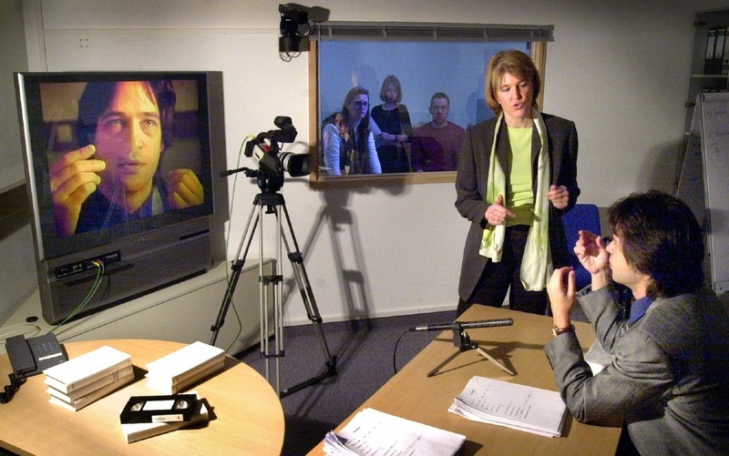 Die Psychologin Prof. Dr. Astrid Schütz plant an der TU Chemnitz spezielle Coaching-Programme, in denen im Videolabor das eigene Auftreten in einem Bewerbungsgespräch verbessert werden kann. (Foto: TU Chemnitz/Uwe Meinhold)