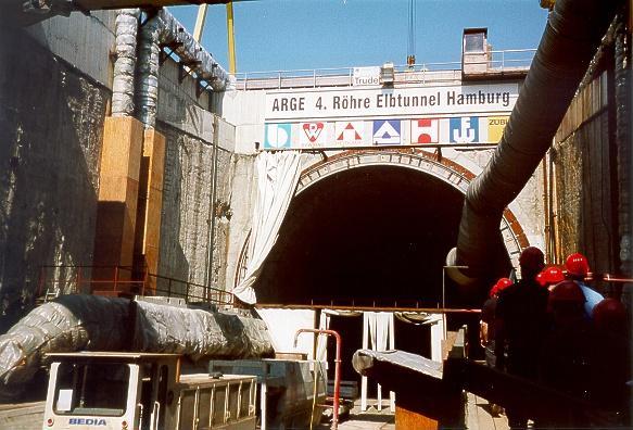 Die 4. Röhre Elbtunnel, die derzeit der weltweit größte Tunnel im Lockergestein ist, wird mit einer ca. 60 Meter langen, im Durchmesser 14,20 Meter messenden und 2600 Tonnen schweren Tunnelbohrmaschine erstellt.  Photo: Sandra Fahland