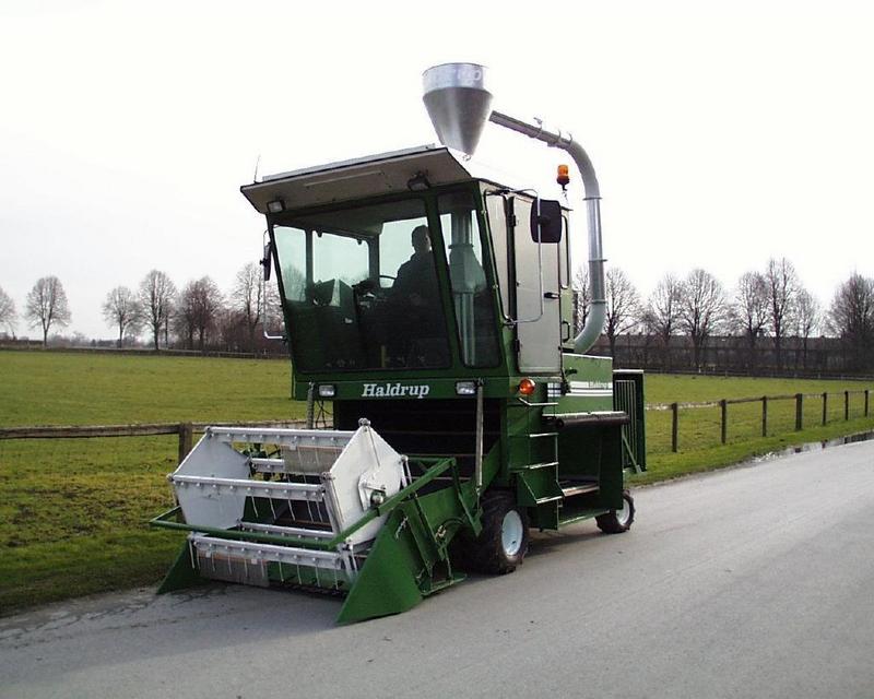 HighTech auf dem Acker: Die Ernte- und Analysemaschine "NIRS Harvest Line" wird am 23. Juni 1999 auf dem FAL-Gelände in Braunschweig zum ersten Mal vorgestellt.