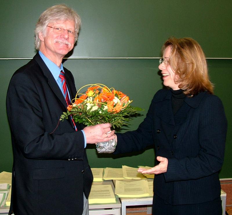 Konrektorin Ilse Helbrecht beglückwünscht Wilfried Müller zu dessen Wiederwahl.