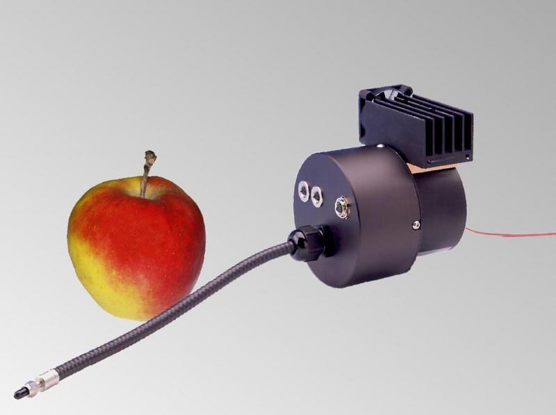 Nicht viel größer als ein Apfel: Mit dem neu entwickelten NIRS-Dioden-Array- Spektrometer wird das Erntegut noch auf dem Feld auf wichtige Inhaltsstoffe untersucht.