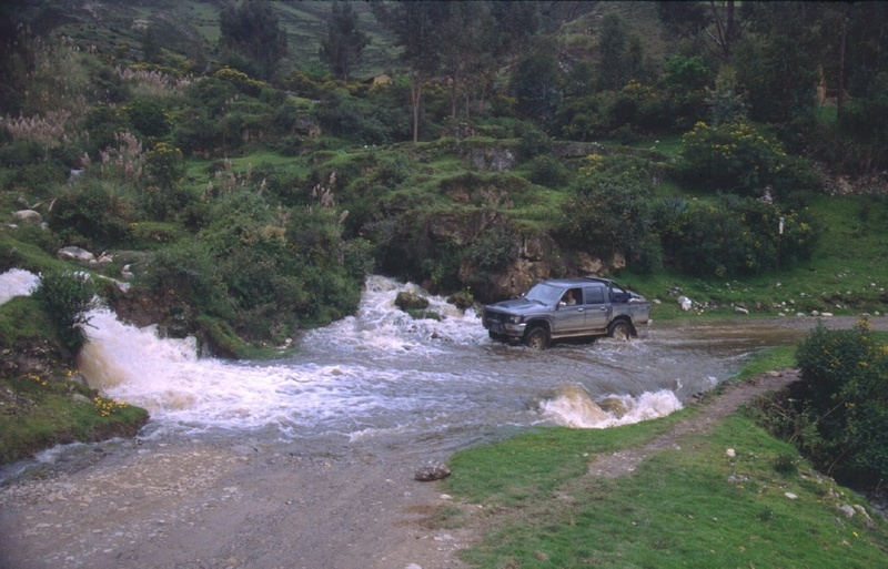 Die Forschungsreisen finden meist während der Regenzeit statt, so dass regelmäßige Flussdurchquerungen zur Tagesordnung gehören - sofern man nicht durch Erdrutsche, weggerissene Brücken oder dergleichen zum Umkehren gezwungen wird