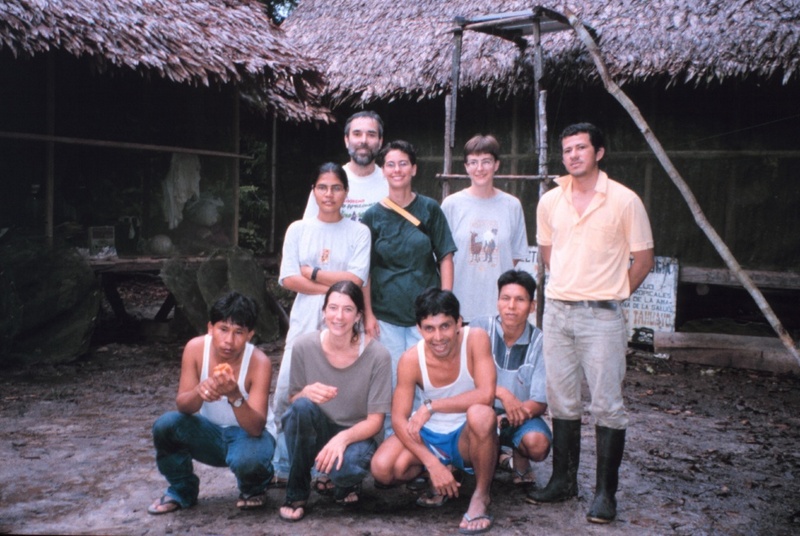 Die DPZ-Doktorandinnen Petra Löttker (vorne, 2. v.l.), Janna Kirchhof (stehend, 3. v.l.) und Maren Huck (stehend, 2. v.r.) mit ihren peruanischen Feldassistenten vor der Feldstation. Dr. E. W. Heymann (stehend 2. v.l.) leitet die Projekte in Peru.