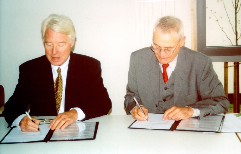 Horst Görtz (links) und Prof. Dietmar Petzina besiegeln die Gründung des neuen Instituts.