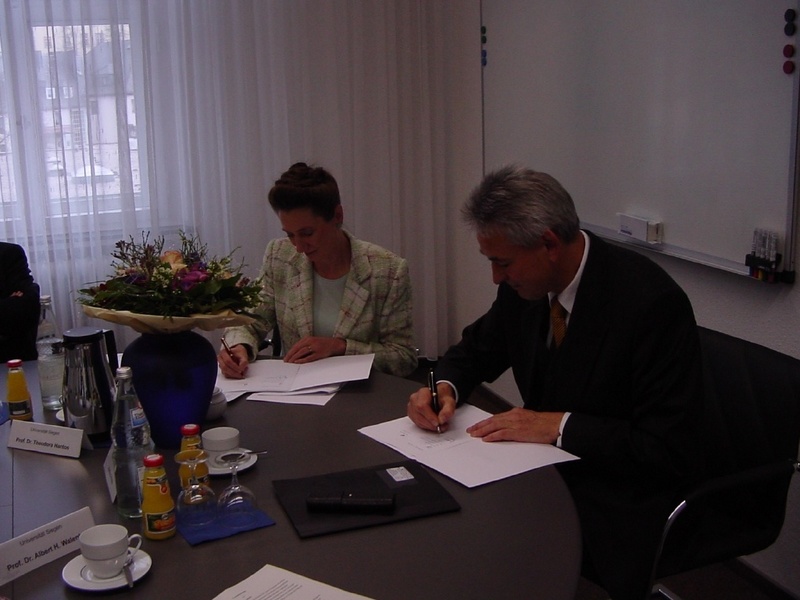 Rektorin Prof. Hantos und Staatssekretär Krebs bei der Unterzeichnung der Zielvereinbarung