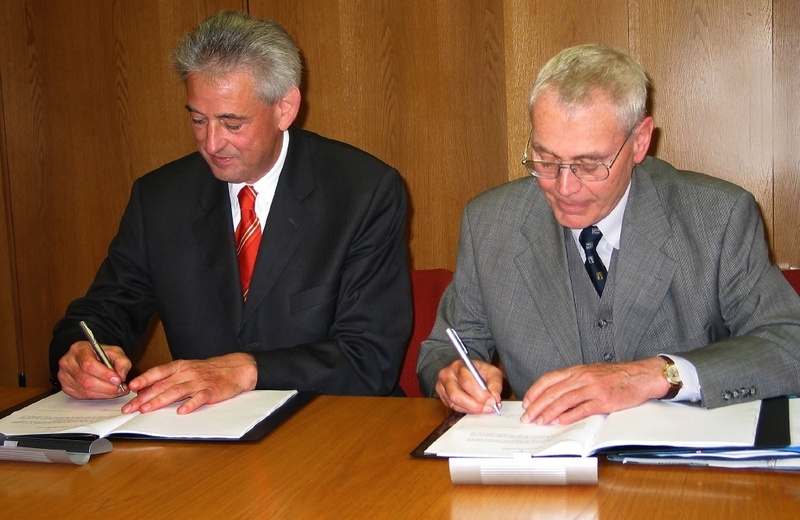 Bei der Unterschrift: RUB-Rektor Prof. Dietmar Petzina (rechts) und MSWF-Staatssekretär Hartmut Krebs