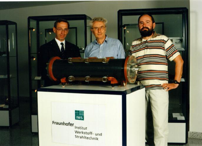 Prof.Dr.W.Pompe, heutiger Inhaber des Lehrstuhls für Materialwissenschaft der TU Dresden (links), sowie Dr.H.Mai (mitte) und R.Dietsch, Fraunhofer IWS Dresden, vor dem Resonator des TEA-CO2-Lasers, mit dem 1988 die ersten Röntgenspiegel synthetisiert