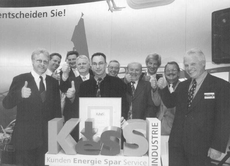 Gemeinsam mit Dr. Peter Preußer (r.), Direktor des Zentralbereichs Vertrieb der RWE Energie AG, und Professor Dr. Ulrich Kuipers von der MFH (l.) freuen sich die Sieger des KesS-Wettbewerbs