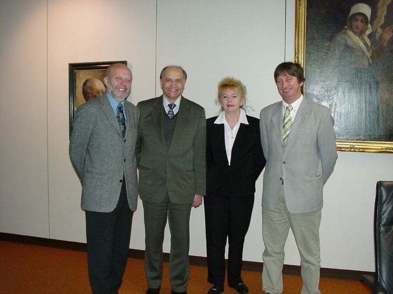 Personen von links nach rechts:Prof. Dr. Georg Obieglo, Rektor FHRT, Prof. Dr. Vladimir Maslov,Vera Maslova, Dipl.-Ing., Baldur Veit, Leiter des Akademischen Auslandsamts