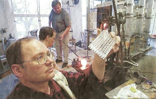 Horst Grimm, Dipl.-Ing. für Technische Glasverarbeitung, bei der Prüfung eines Mikrotiterplatten-Presslings. Foto: Uni Jena