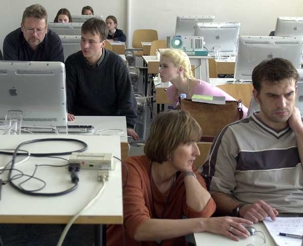 Arbeit im Computerpool unter Anleitung von Mitarbeiterin Rosemarie Berard (vorn) und Reinhard Reuss (links, Foto: Jörg Behrens).