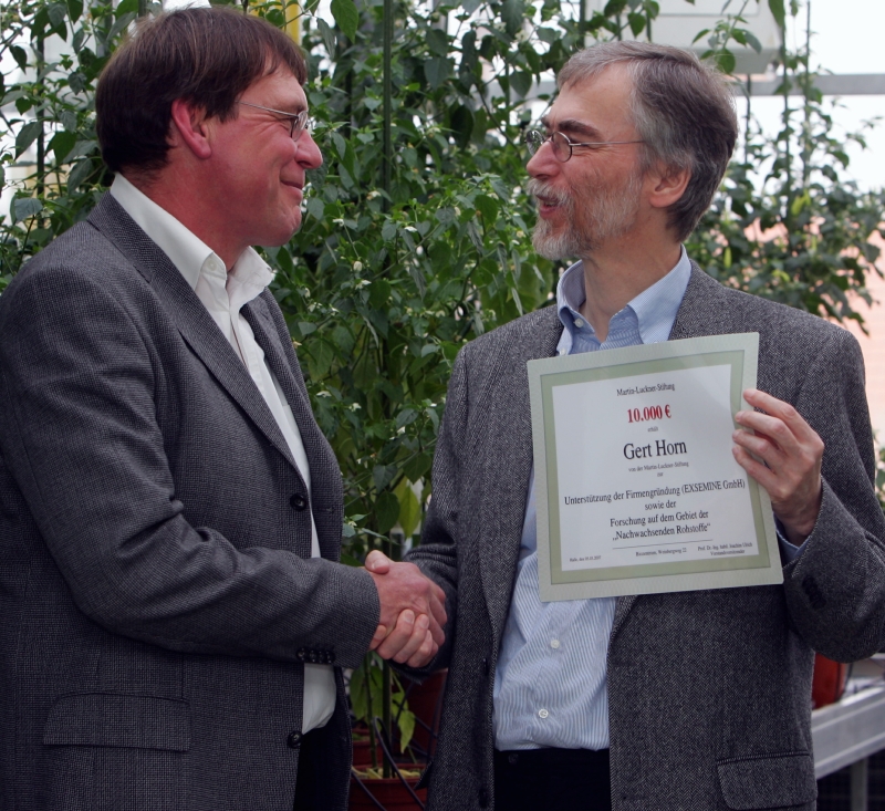 Forschungspreisträger Gert Horn (l.) erhält die Urkunde aus den Händen des Vorstandsvorsitzenden der Martin-Luckner-Stiftung, Professor Joachim Ulrich.