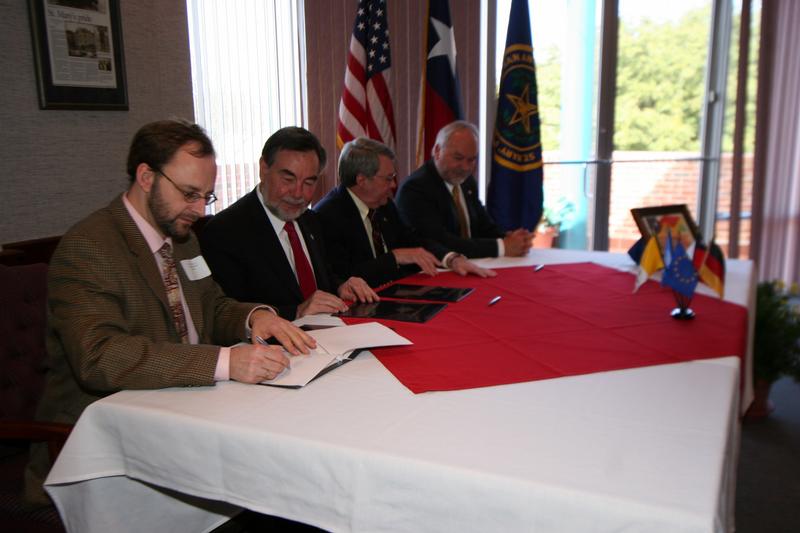 Prof. Dr. Peter Schuster von der FH Schmalkalden, der Präsident der St. Mary's University, Charles L. Cotrell, David P. Manuel, Vizepräsident für studentische Angelegenheiten, und der Dekan der Bill Greehey School of Business, Prof. Dr. Keith A. Russell, unterschreiben die gemeinsame Vereinbarung (von links nach rechts).