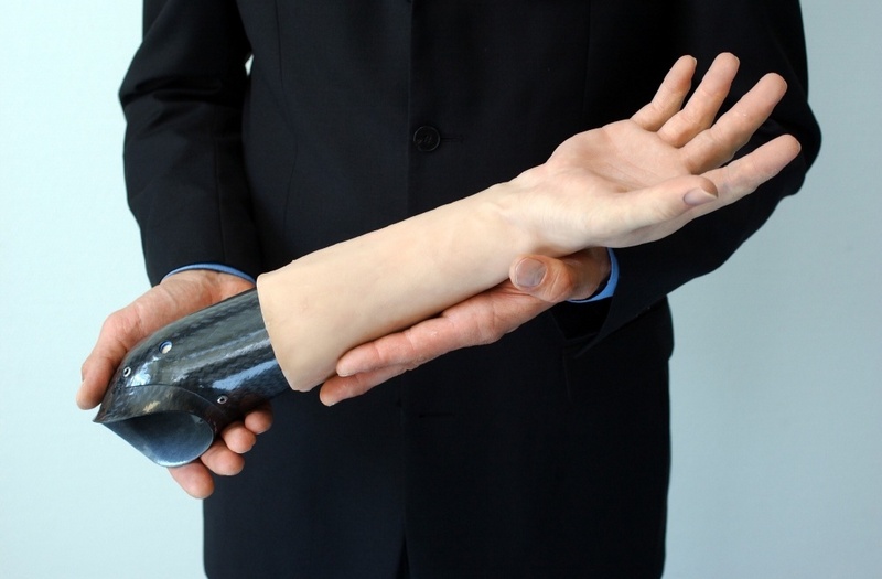 Die Handprothese ist mit einer im Forschungszentrum Karlsruhe entwickelten Mikro-Fluidaktor-Technologie ausgestattet, die die Prothese leicht, flexibel und sehr beweglich macht. Beim Berühren fühlt sie sich natürlich an.