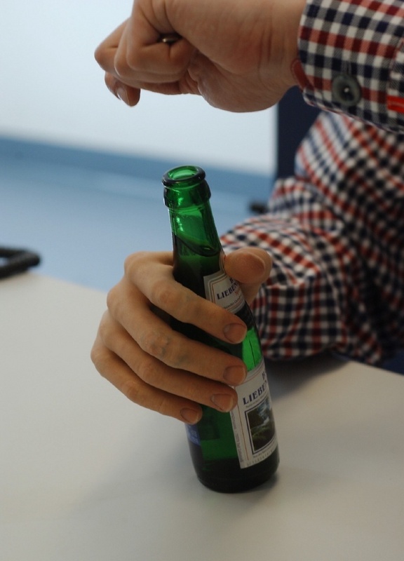 Die im Forschungszentrum Karlsruhe entwickelte Handprothese (rechte Hand!) hilft bei vielen alltäglichen Handgriffen.