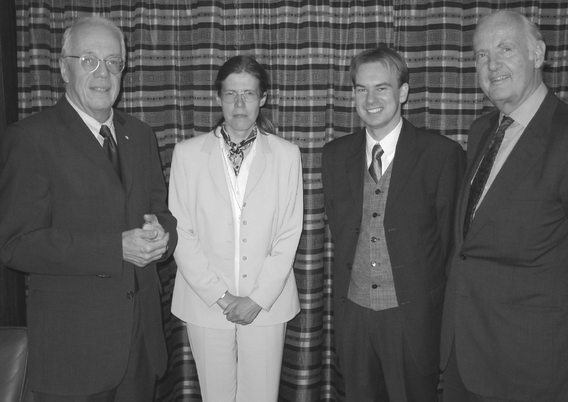 Prof. Dr. Dr. h.c. Gert Kaiser(l.)und Dr. Gustav Adolph von Halem (r.) überreichen den Wissenschaftspreis 2002 an Dr. Maria Wartenberg und Dr. Matthias Rarey.