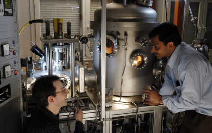 In der Edelgaskondensationsanlage im Institut für Nanotechnologie werden nanostrukturierte Partikel, beispielsweise aus Platin, hergestellt.