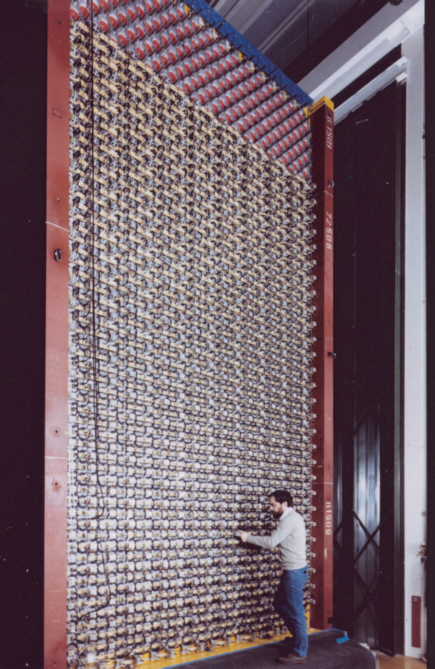 Mit dem 56 Tonnen Flüssigszintillationskalorimeter KARMEN des Forschungszentrums Karlsruhe wurde von 1997 bis 2001 nach Neutrino-Oszillationen gesucht. Die hierbei erzielten Resultate wurden soeben durch das Experiment MiniBooNE am Fermilab bestätigt.