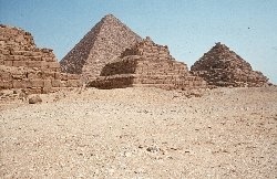Die Cheops-Pyramide (hinten) gilt als Sinnbild ägyptischer Baukunst. Doch ob sie in Stufenform errichtet wurde wie die kleineren Pyramiden von Gizeh (vorne), ist ungeklärt. Foto: Erhart Graefe