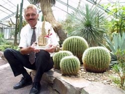 Professor Barthlott präsentiert den Goldenen Kaktus. Das Bild zu dieser Pressemitteilung erhalten Sie heute ab 14 Uhr unter http://www.uni-bonn.de/Aktuelles/Pressemitteilungen/170_02.html.