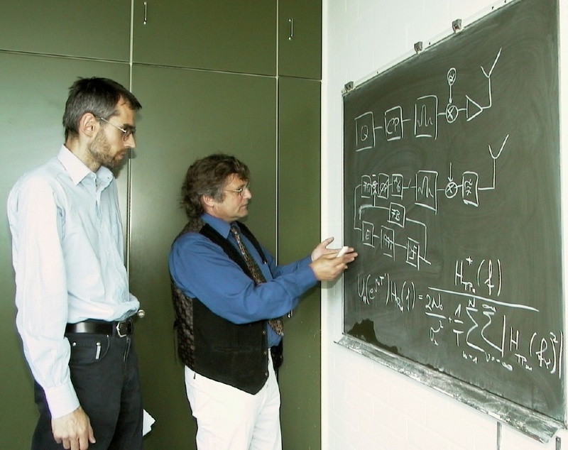 Prof. Dr. Andreas Springer (li.) und Dr. techn. Leo Reindl diskutieren das mathematische Verfahren.